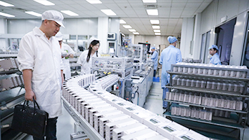 參觀自動化電能表生產線