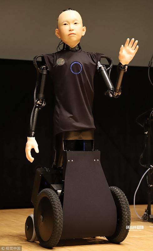 日本学者研发智能机器人举止类人还会现场采访